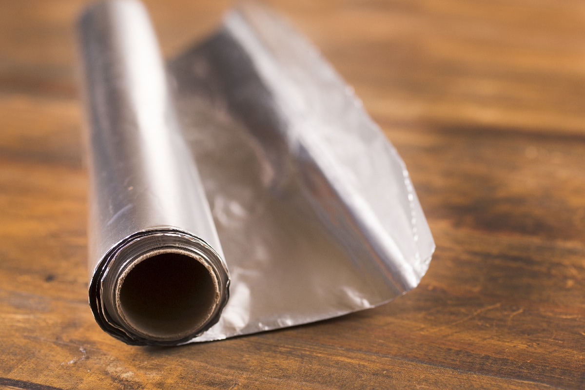 木质桌子上有闪亮的铝箔纸