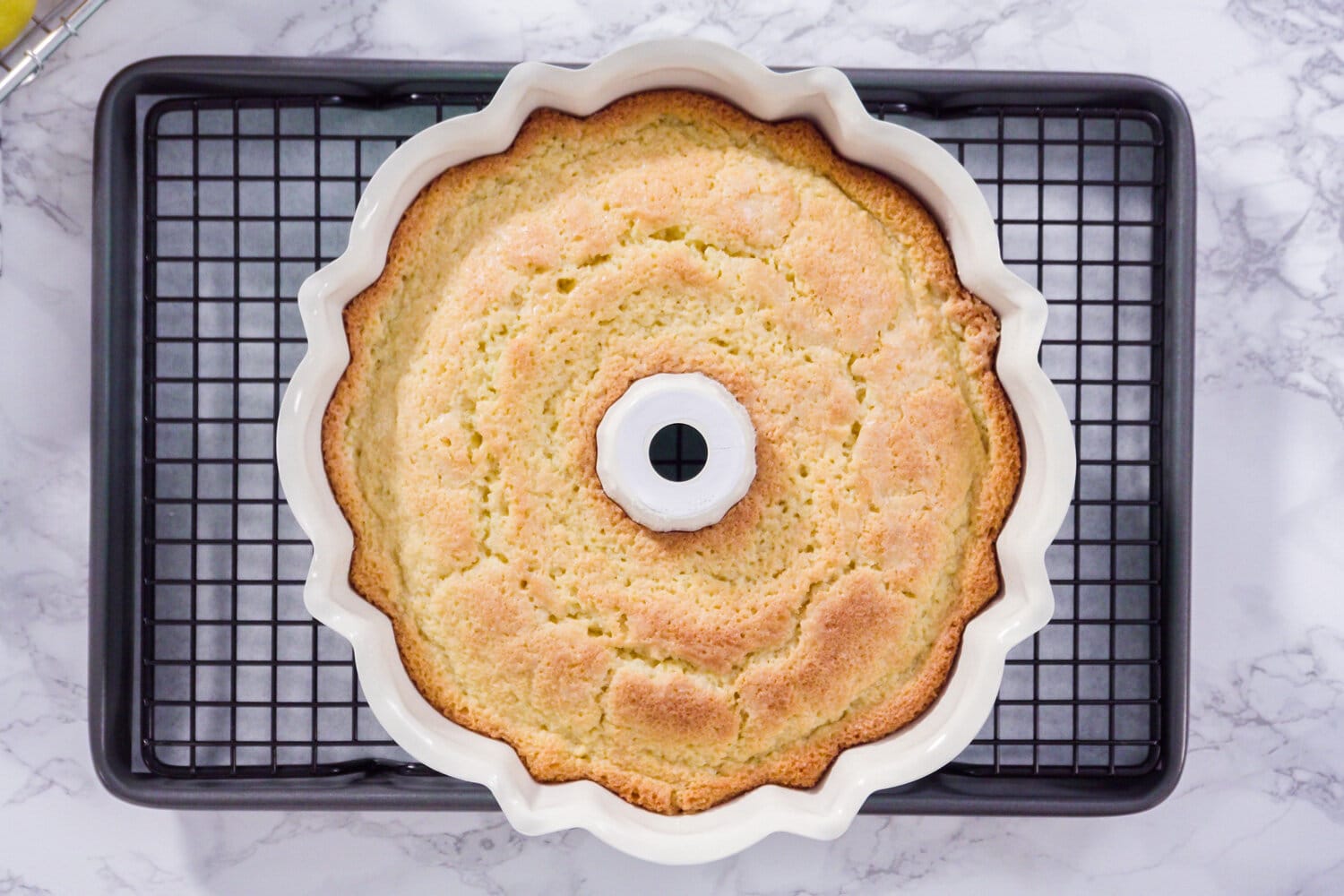 一步一步来。平的。发酵失败。在冷却的厨房架子上，新鲜出炉的柠檬磅蛋糕。雷电竞官网网址