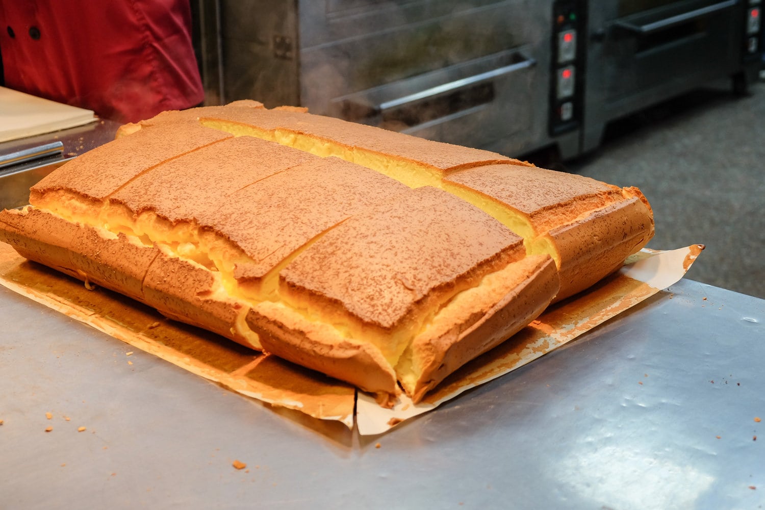 淡水有名的原味蛋糕，台湾市场的街头小吃。