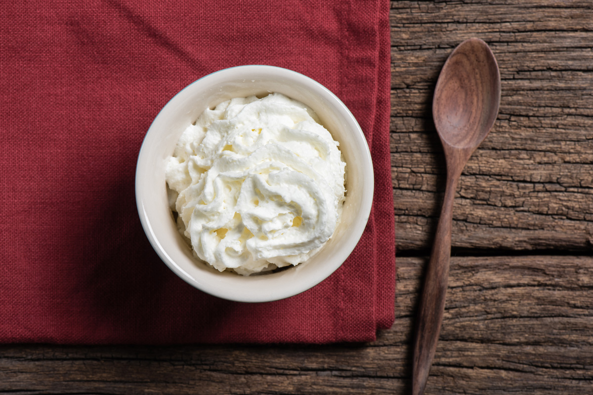 木桌子上一杯鲜奶油