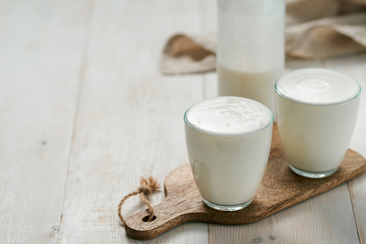 将自制的酸乳酒,白脱牛奶或酸奶和益生菌。