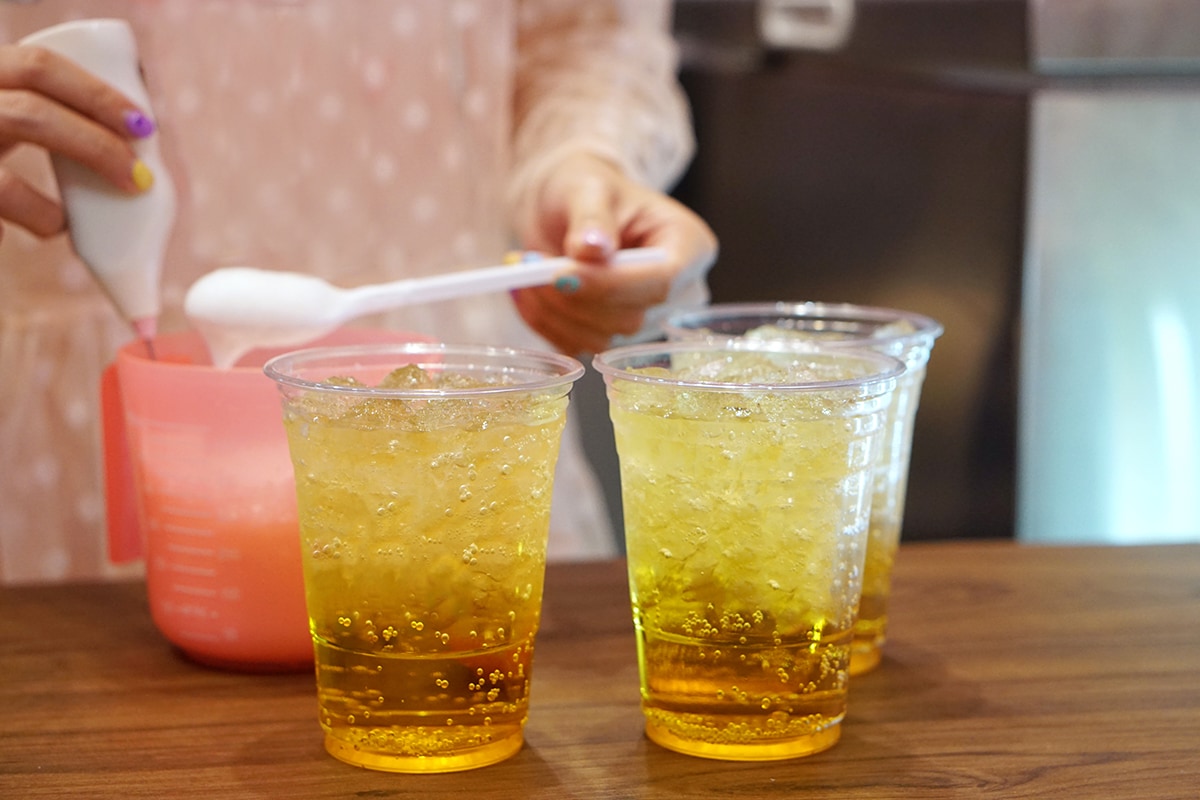 塑料杯黄油啤酒，混合奶油糖糖浆和奶油苏打水