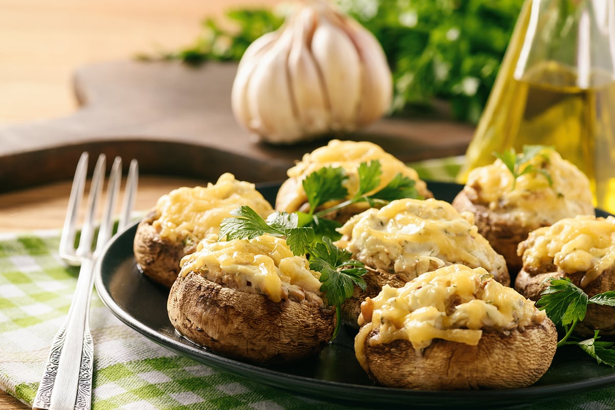 烤蘑菇盖，里面塞满奶油、奶酪、大蒜和香草