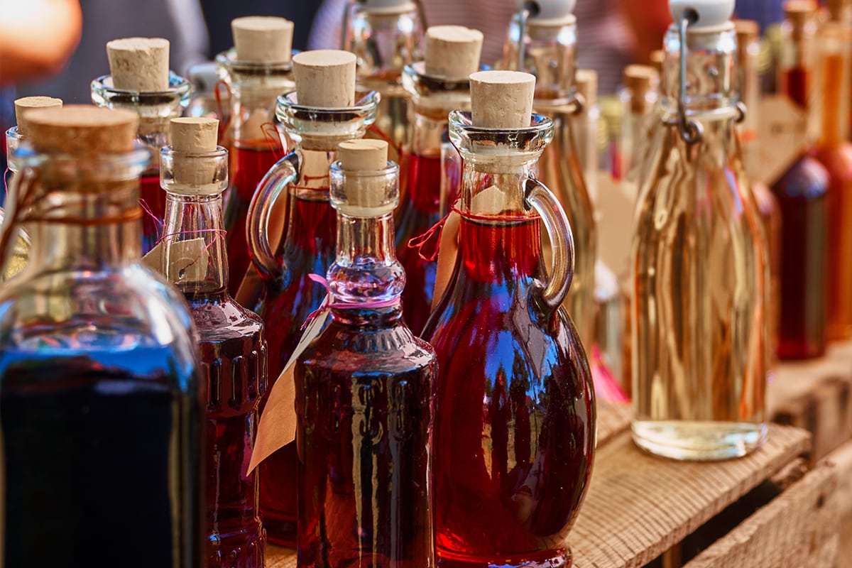 木架子上有自制的几瓶利口酒和杜松子酒