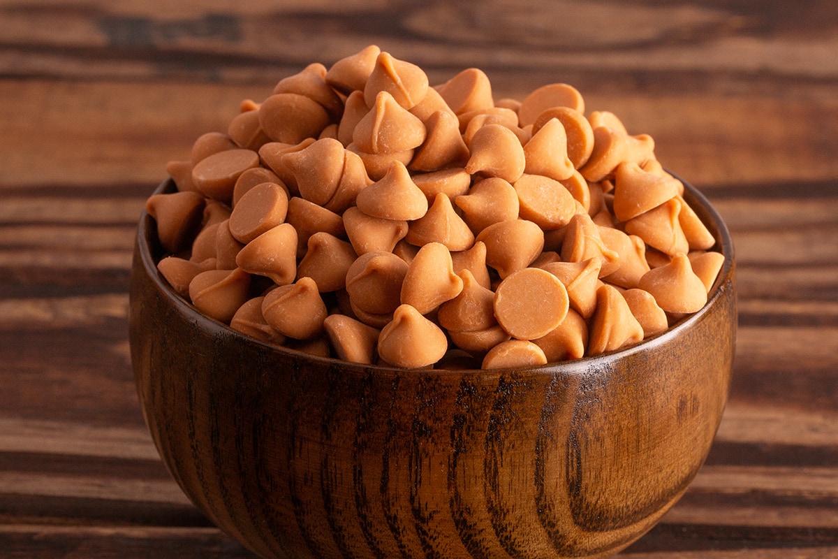 木桌上放着一碗奶油糖果片