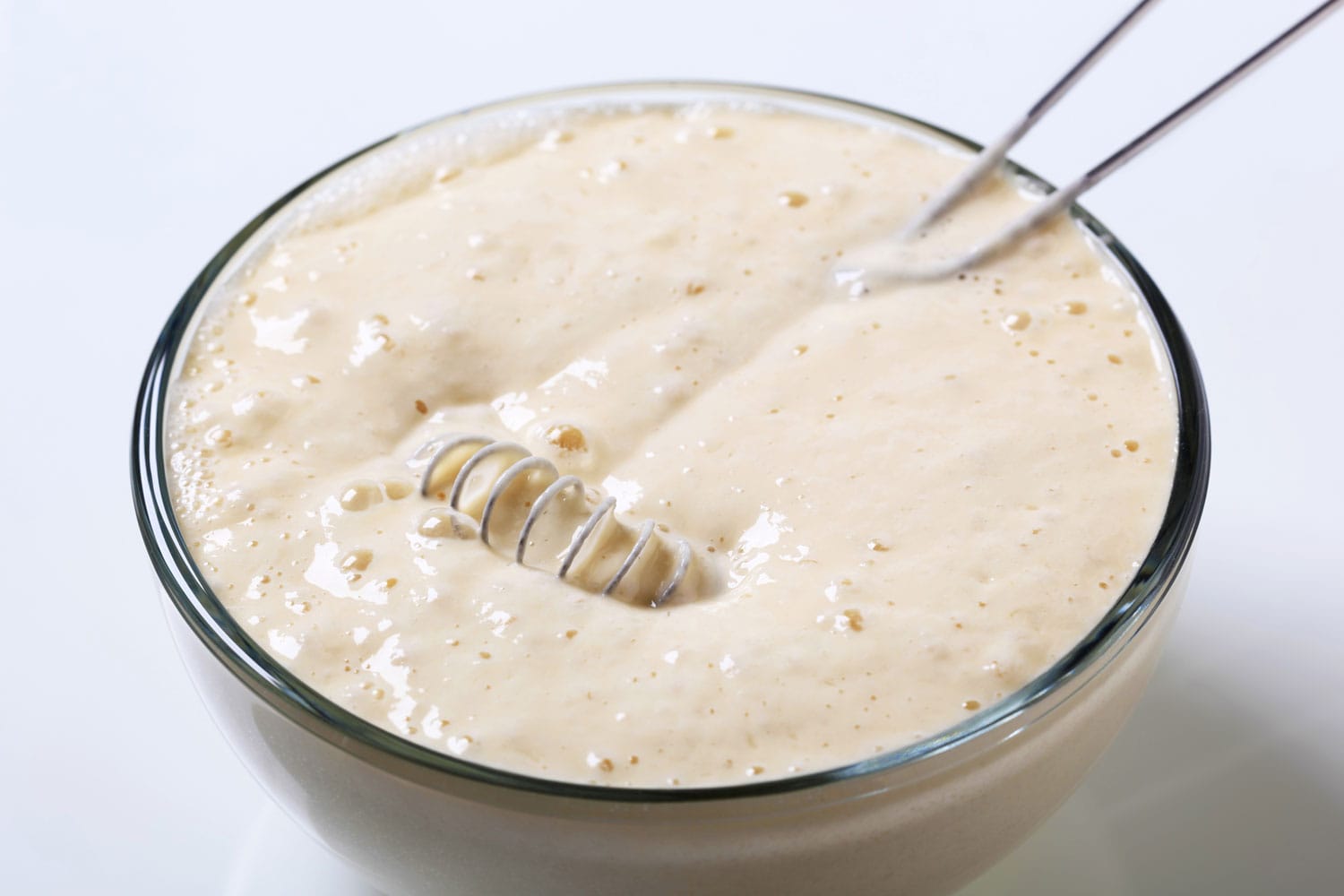 一碗松软的煎饼面糊