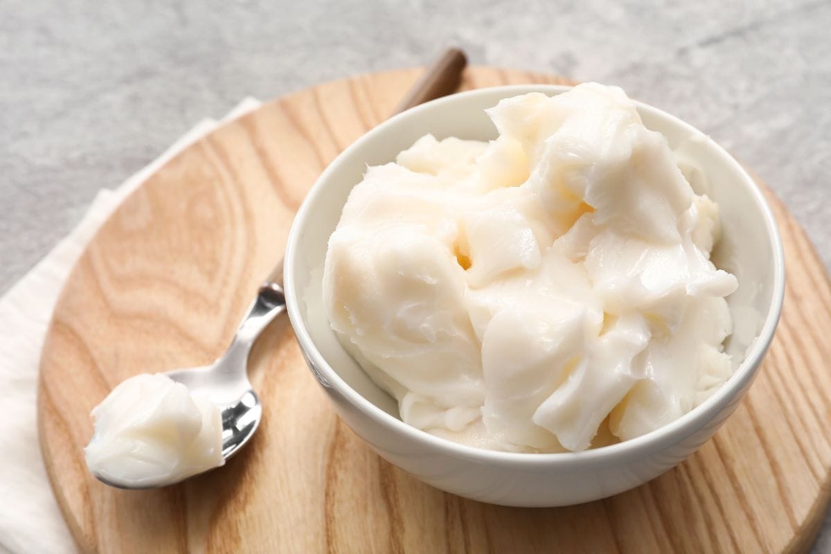 碗猪油传播在灰色背景上