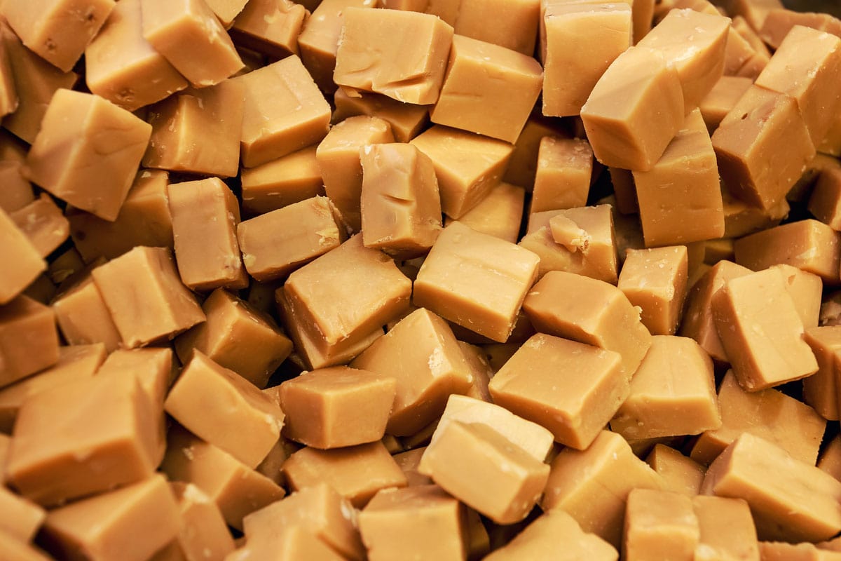 焦糖糖果作为背景。金色的奶油糖果太妃糖焦糖