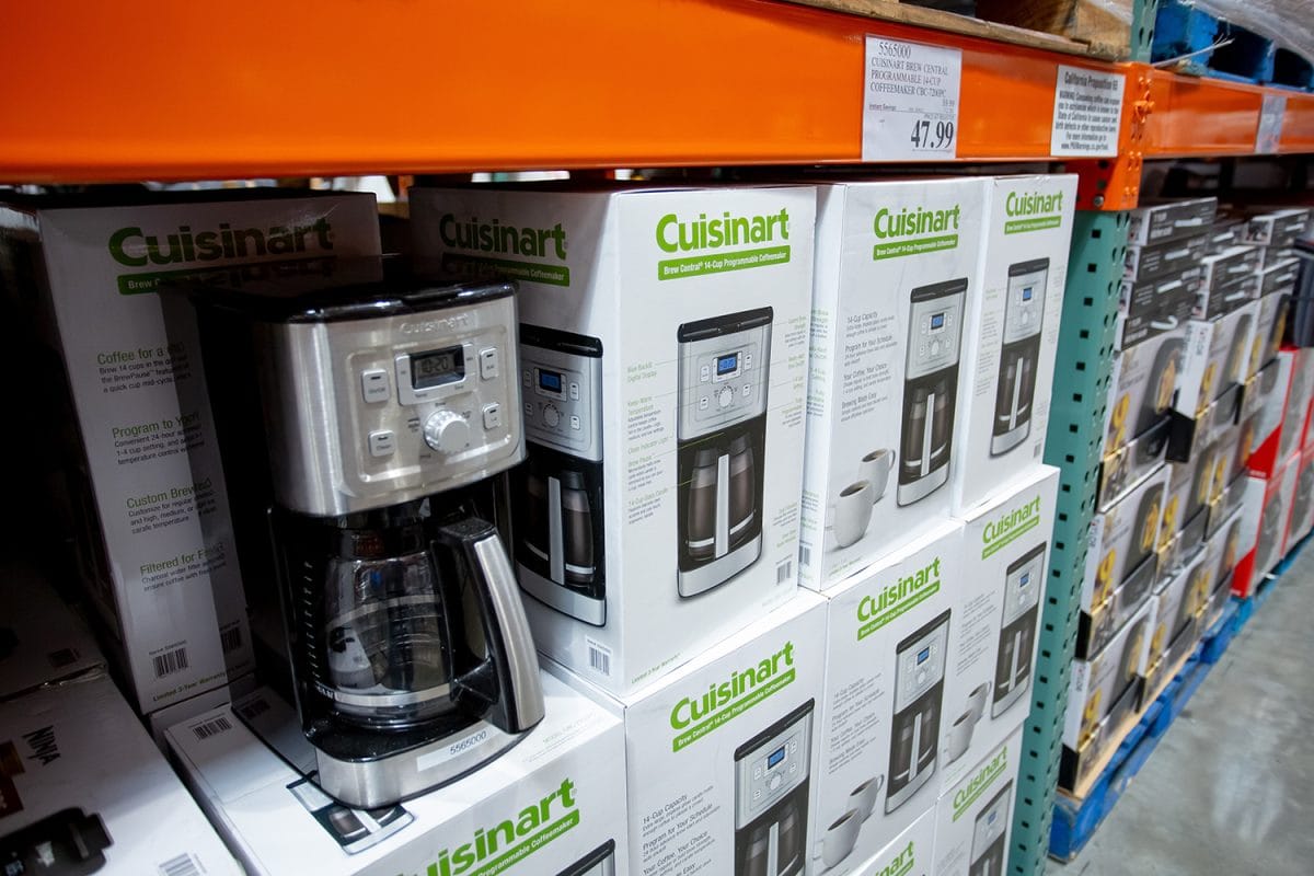 Cuisinart咖啡电器标志显示在当地一家杂货店的大盒子