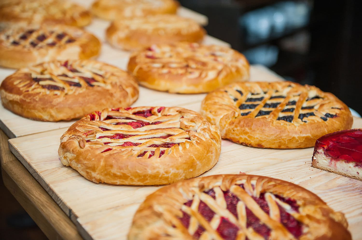 不同类型的馅饼在木制糕点店显示