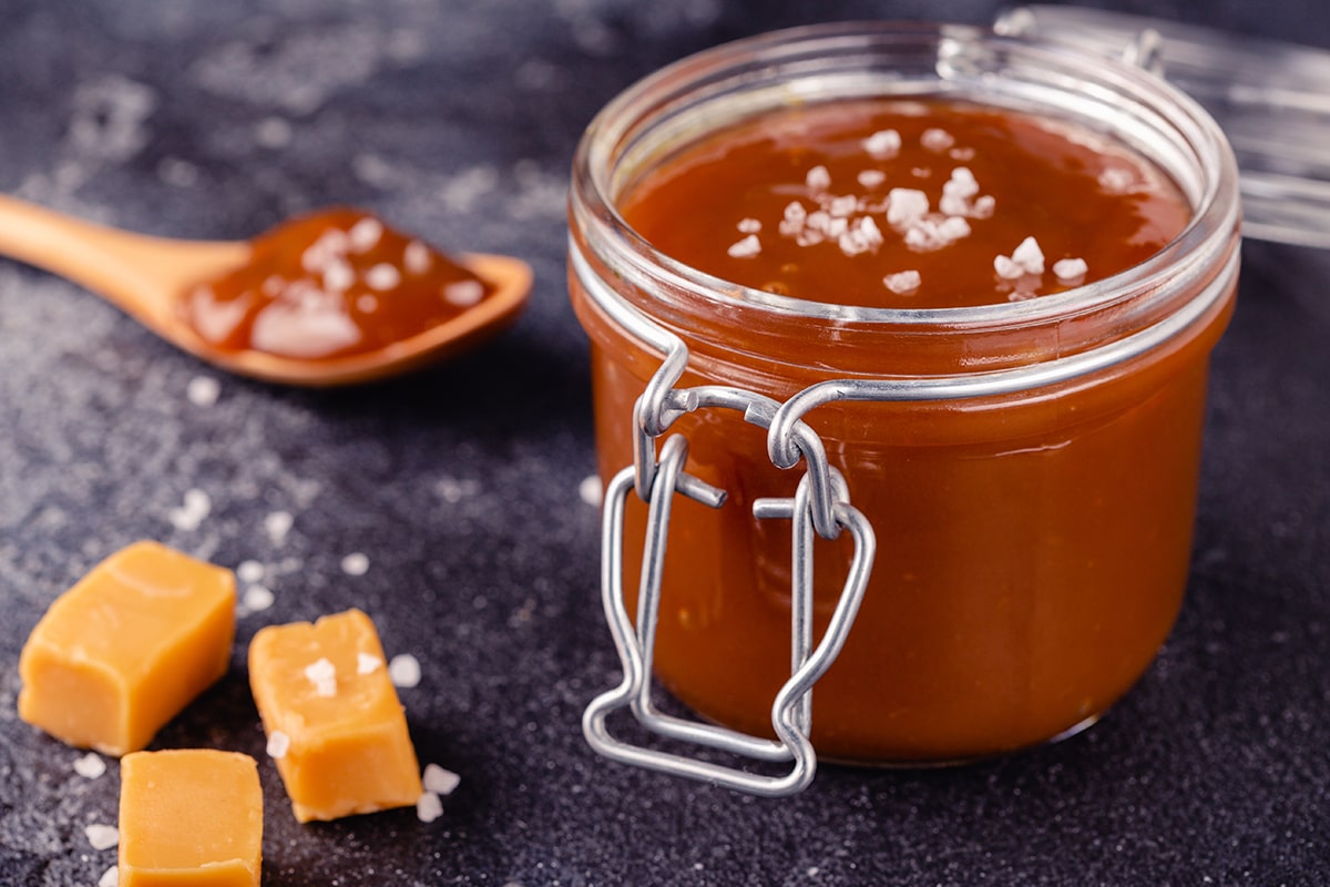 装有美味奶油糖果的玻璃罐子