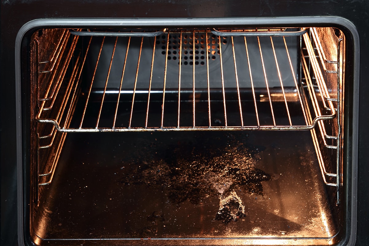 在一个肮脏的烤箱