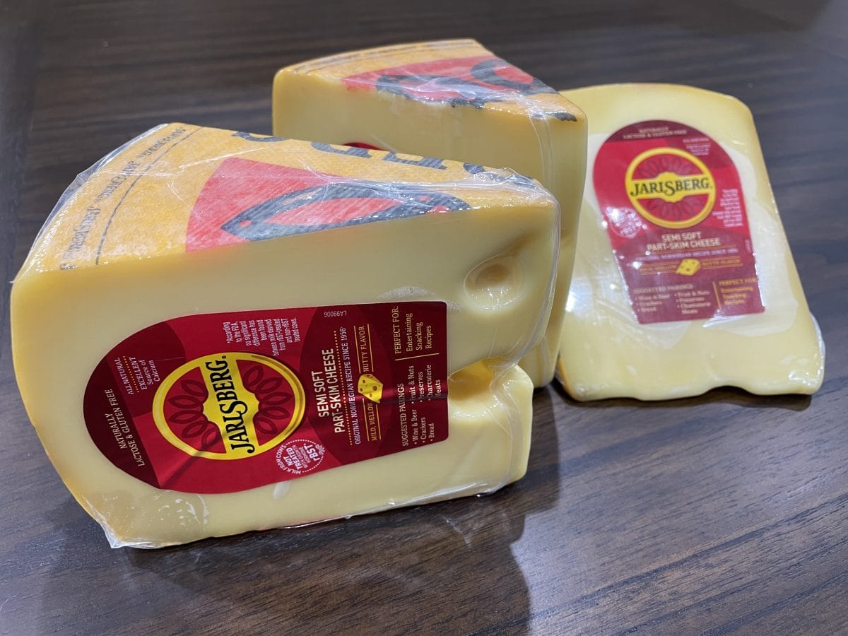 厨房桌子上有几袋嘉士伯啤酒雷电竞官网网址