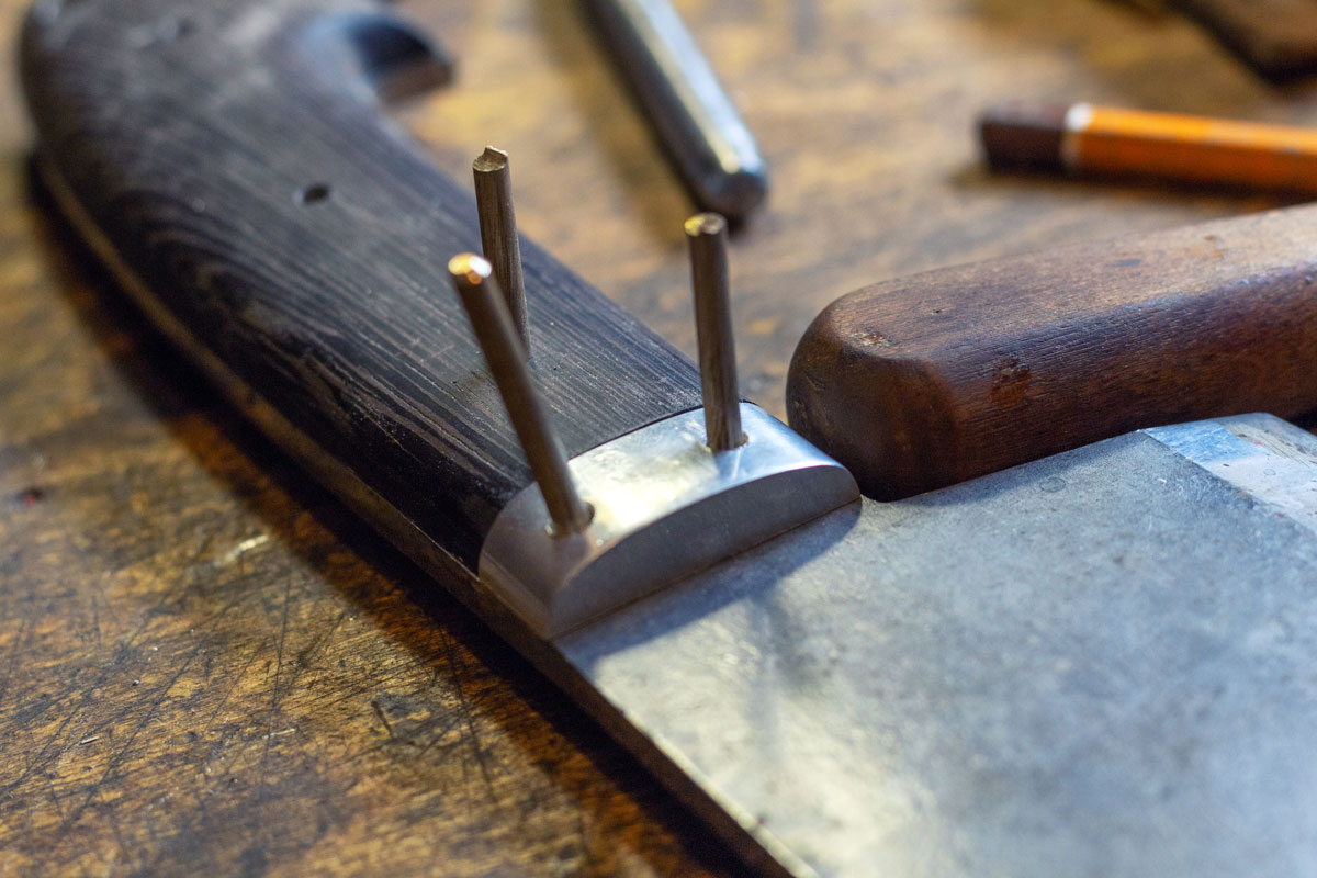 让布朗木刀处理铆钉销过程结束