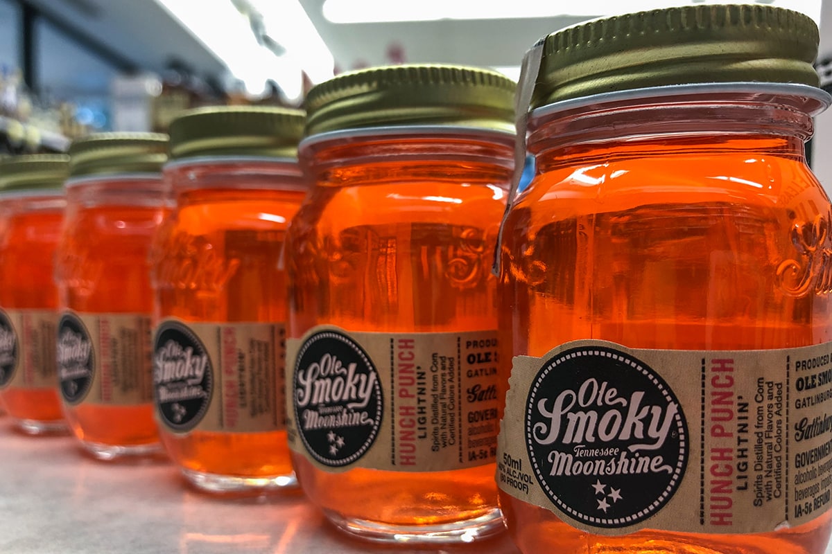 私酿烈酒一排挨着一排