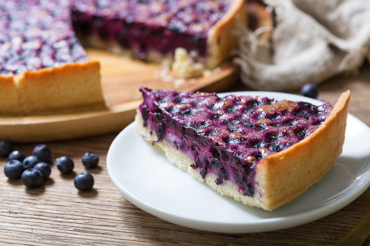 块木头桌子上蓝莓蛋糕在盘子里