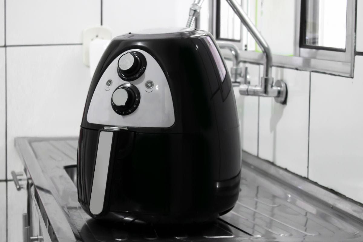 厨房水槽上方的空气炸锅。雷电竞官网网址