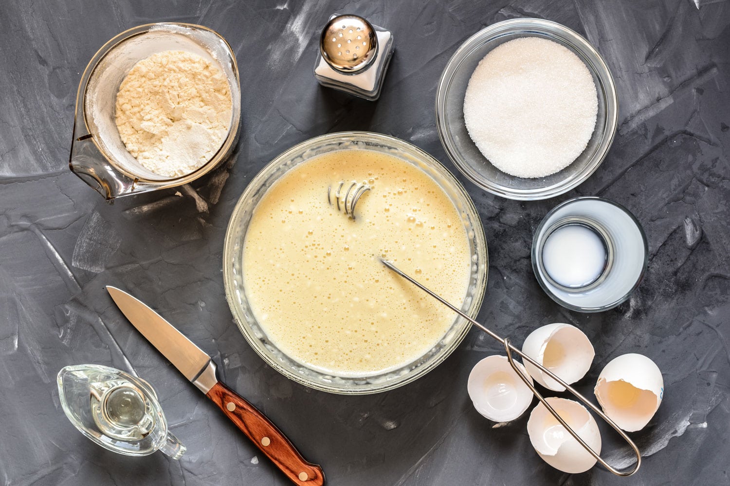 烹饪俄罗斯菜，煎饼，鸡蛋，牛奶，面粉，黄油，盐。俯视图