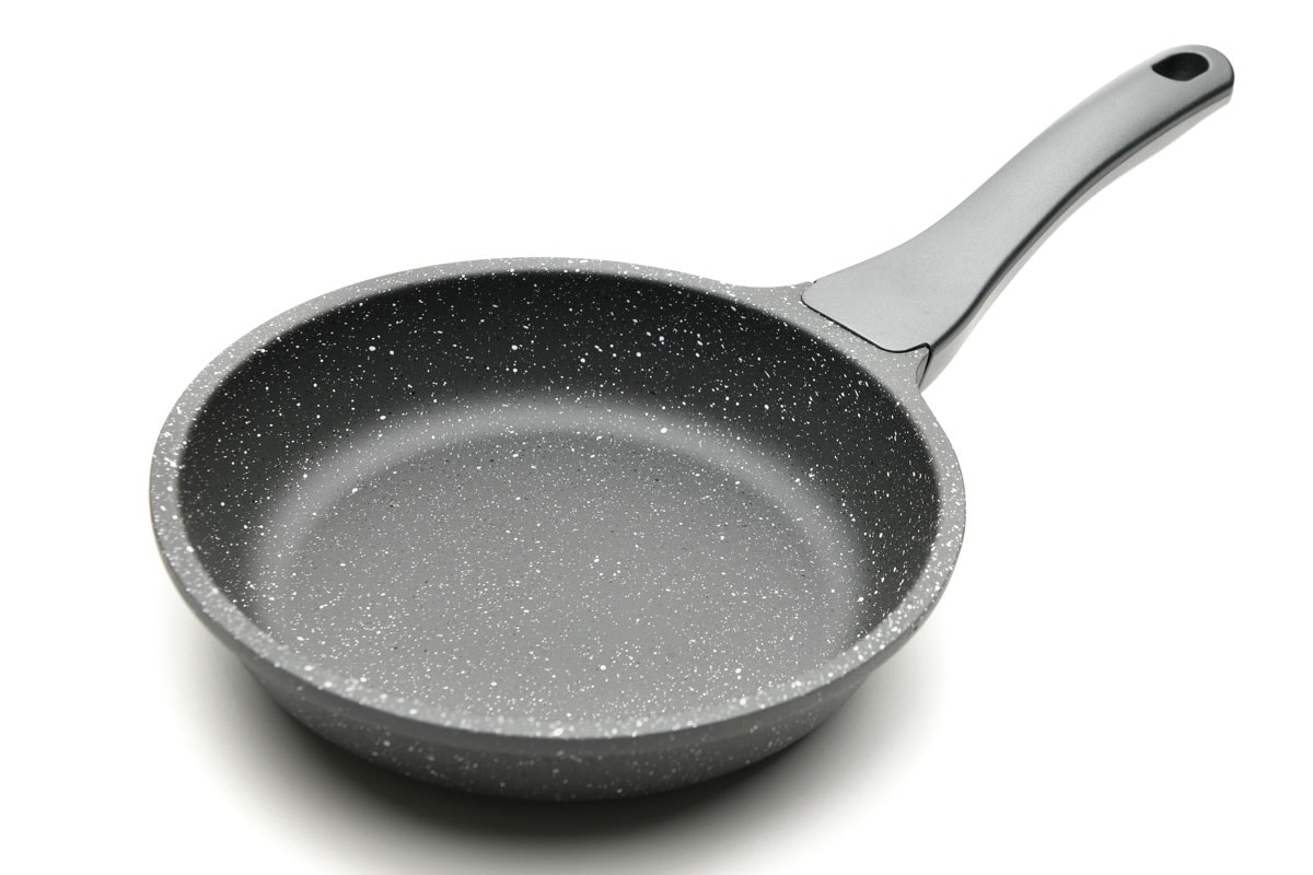 花岗岩煎锅孤立的白色背景