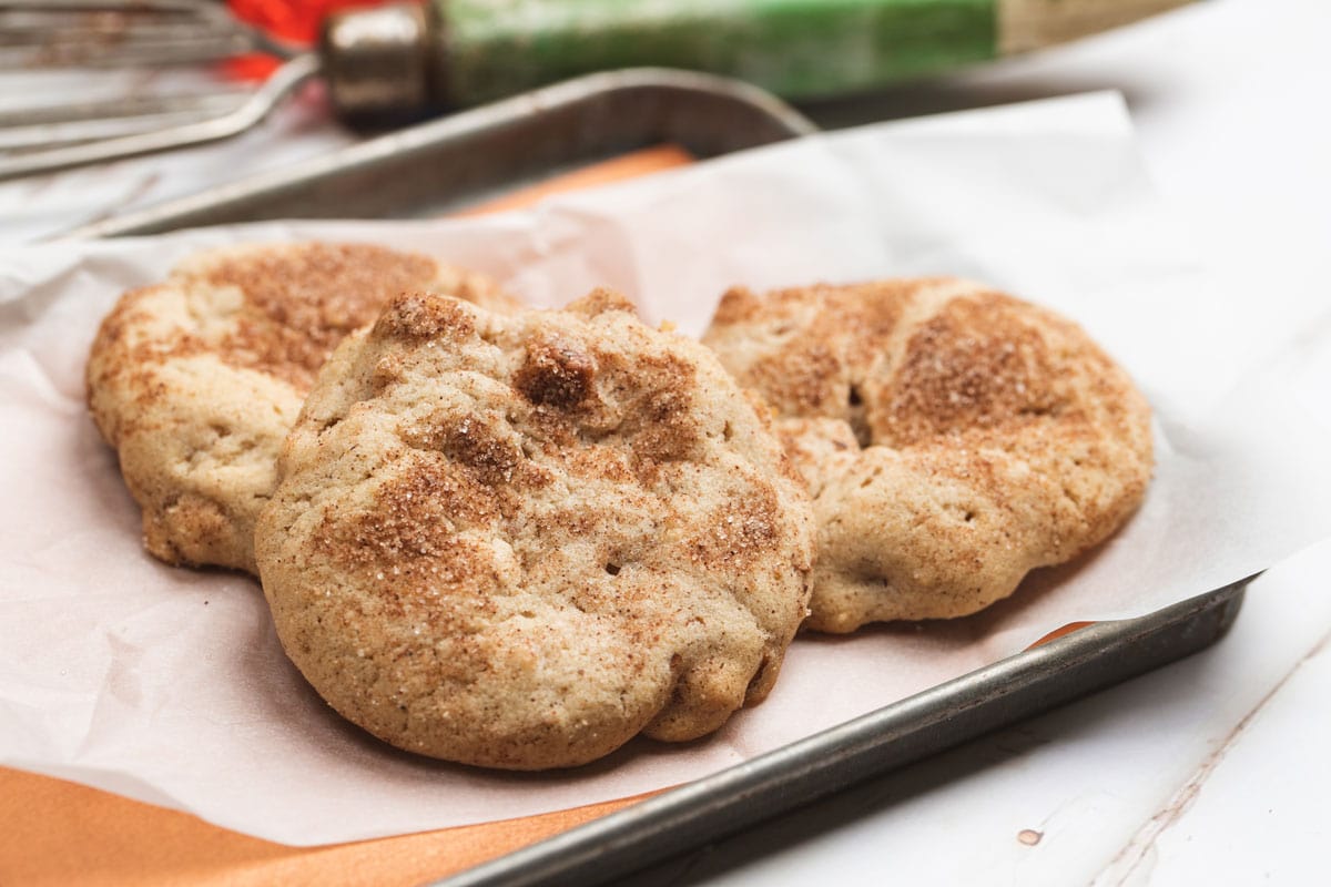 snickerdoodle饼干托盘上拍摄的