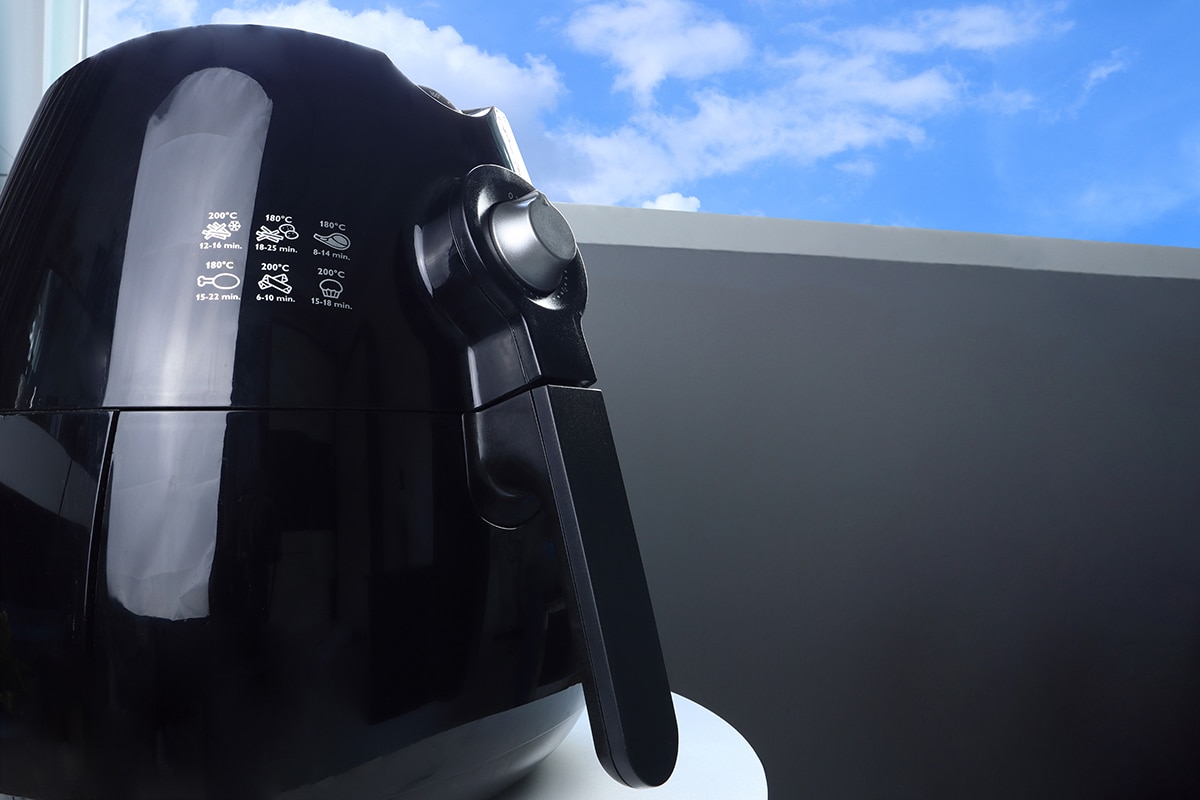 黑色空气炸锅靠近窗的桌子在厨房里雷电竞官网网址