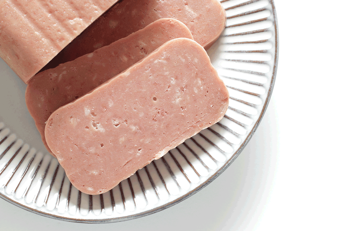 装在盘子里的罐头＂width=