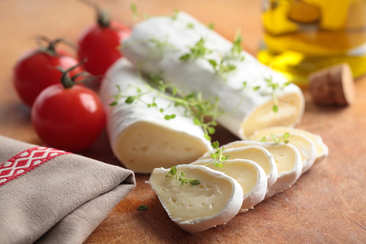 山羊乳干酪、樱桃番茄和百里香木砧板