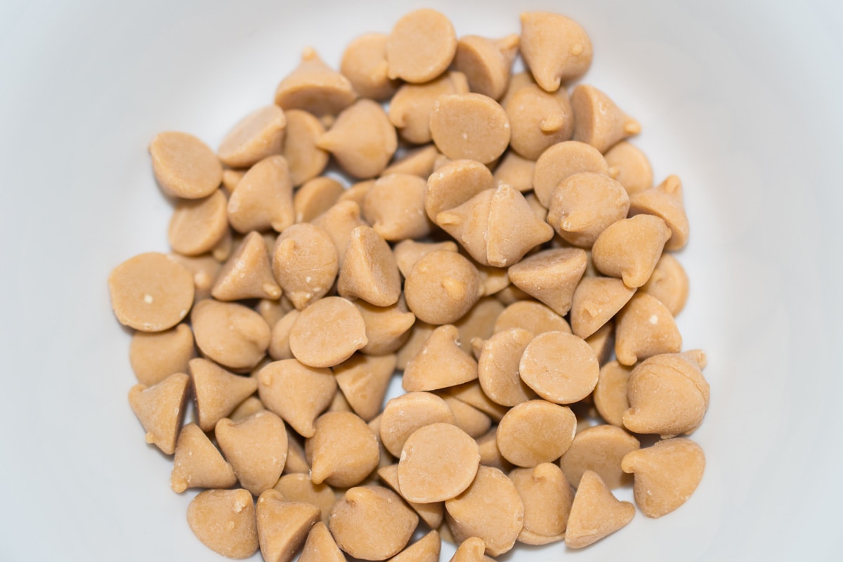 刚烤好的饼干堆在白盘子里。