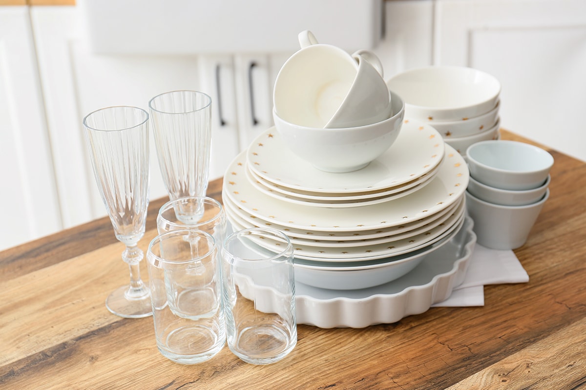 漂亮的餐具在木制柜台在厨房雷电竞官网网址