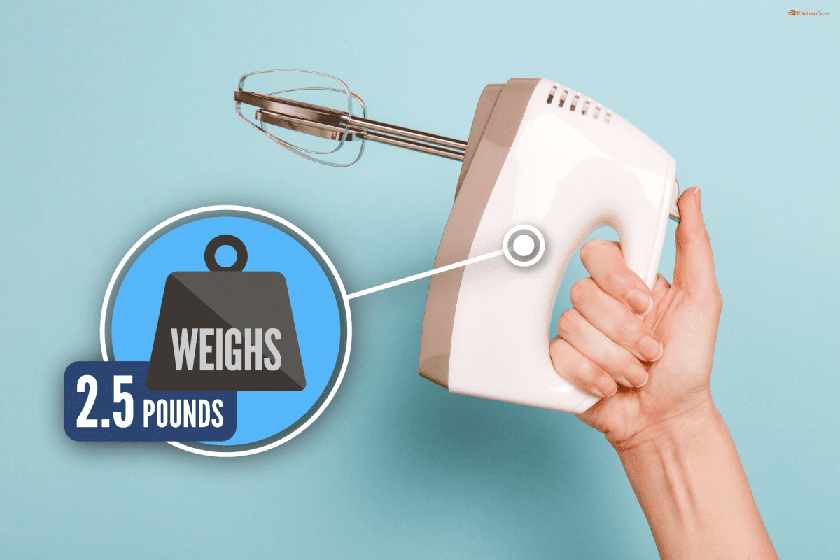 雷电竞官网网址厨房混合在一个女人的手。女人的手电动搅拌机在蓝色背景。清洁新搅拌器在女性的手臂,如何把狙击手从汉密尔顿海滩搅拌机