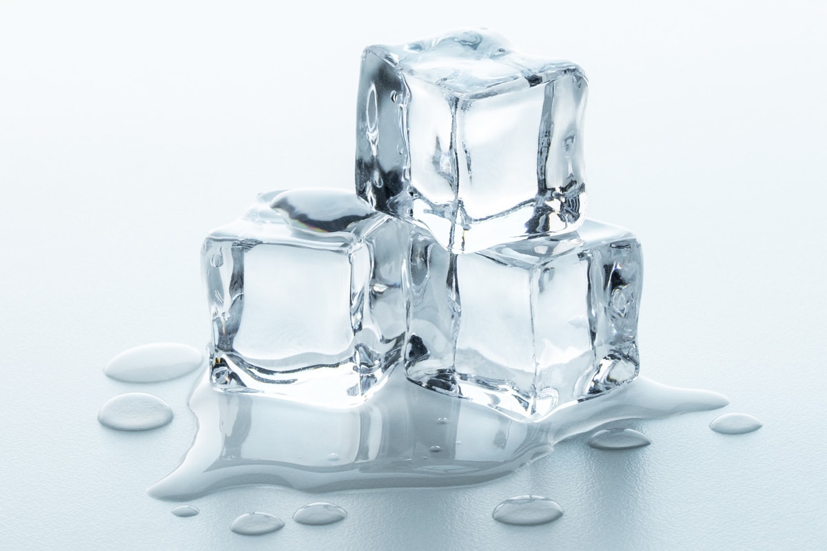 融化的冰块和水在桌子上