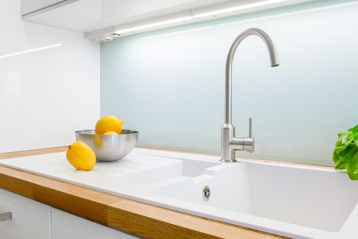 时尚的白色厨房家具的全景和简单的沉木的工作台雷电竞官网网址