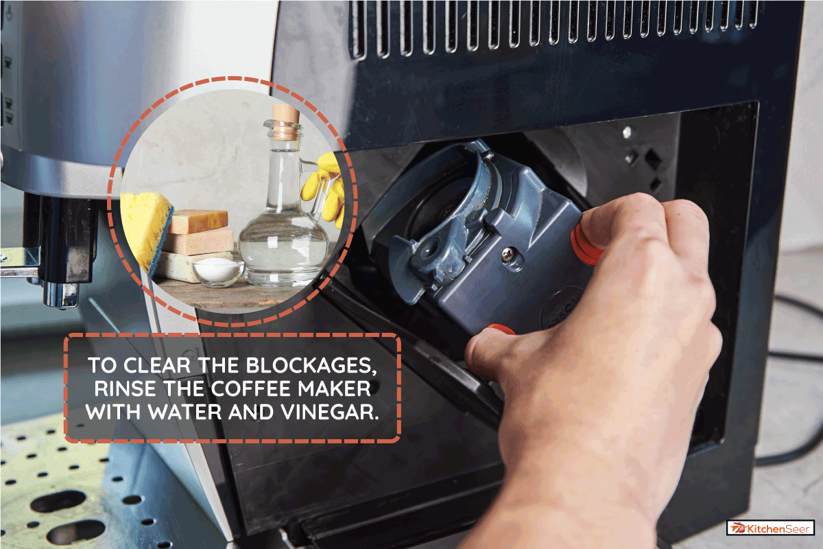 女人清理Cuisinart磨和啤酒。为什么是我跨入磨和酿造哔哔声呢