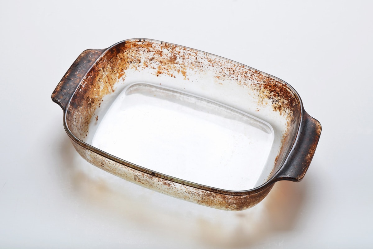 一个肮脏的和使用Pyrex碗