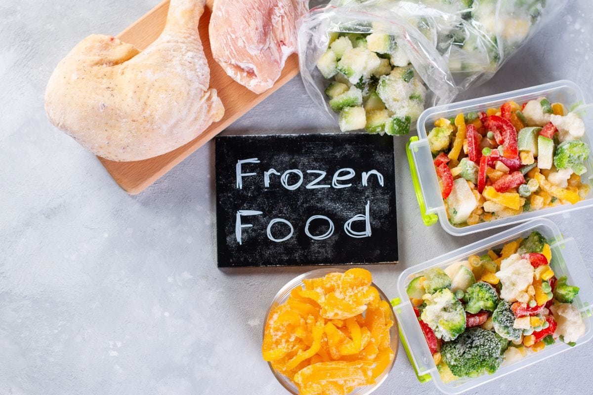 冷冻食品、蔬菜和肉。文本。