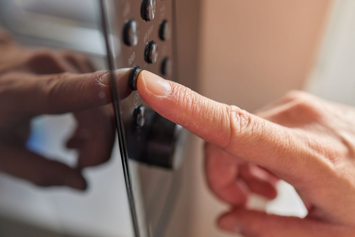 手推按钮的微波炉在厨房烹饪食物雷电竞官网网址