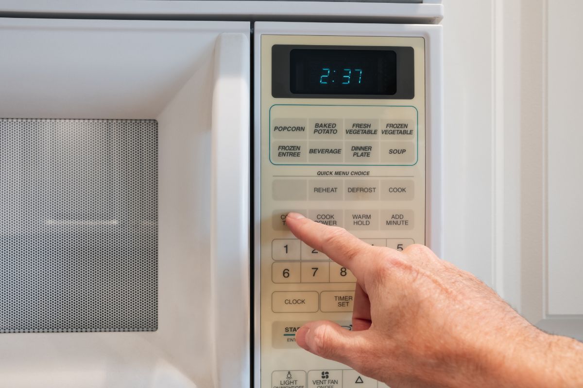 使用数字键盘设置微波炉烹饪或加热功率和微波加热时间。选择温度和定时器时间在家里做饭的厨房设备。雷电竞官网网址