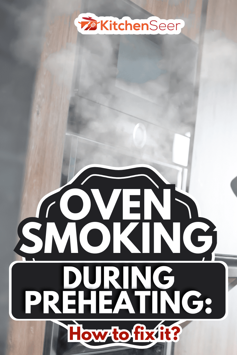 害怕男人站在烤箱里充满了烟雾