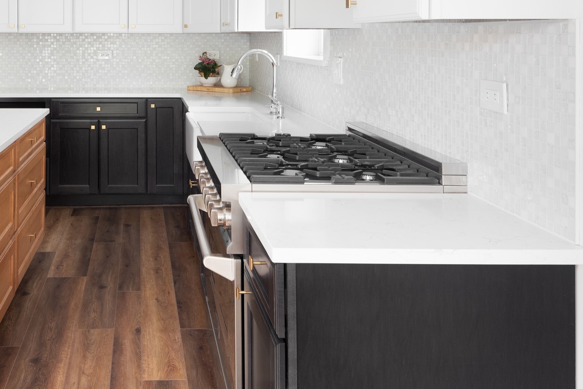 用白色和木橱柜装修厨雷电竞官网网址房