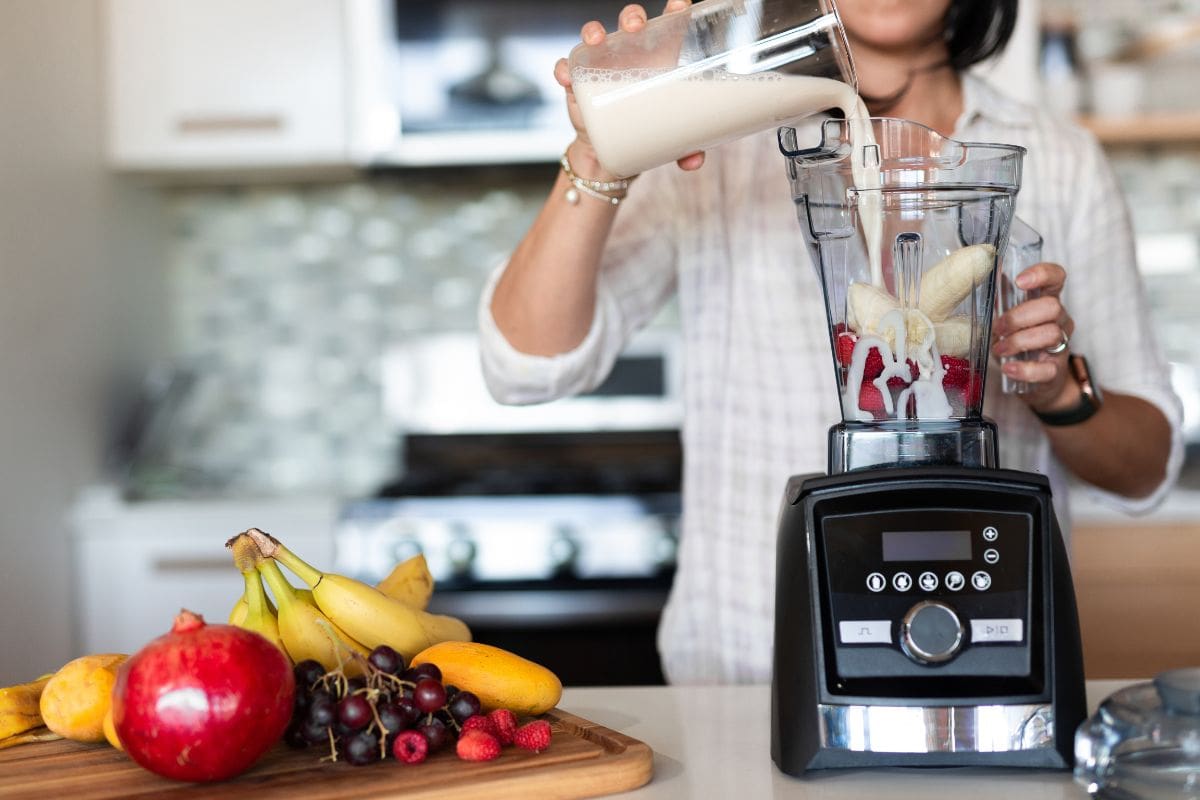 女人在厨房做水果冰沙雷电竞官网网址
