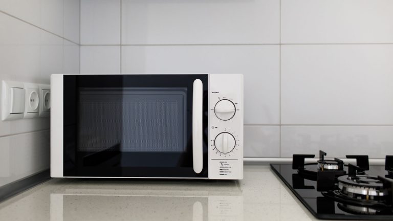 微波炉放在厨房的角落,我的助手微波说打开/关闭门,为什么?雷电竞官网网址要做什么吗?- 1600 x900分辨率下玩