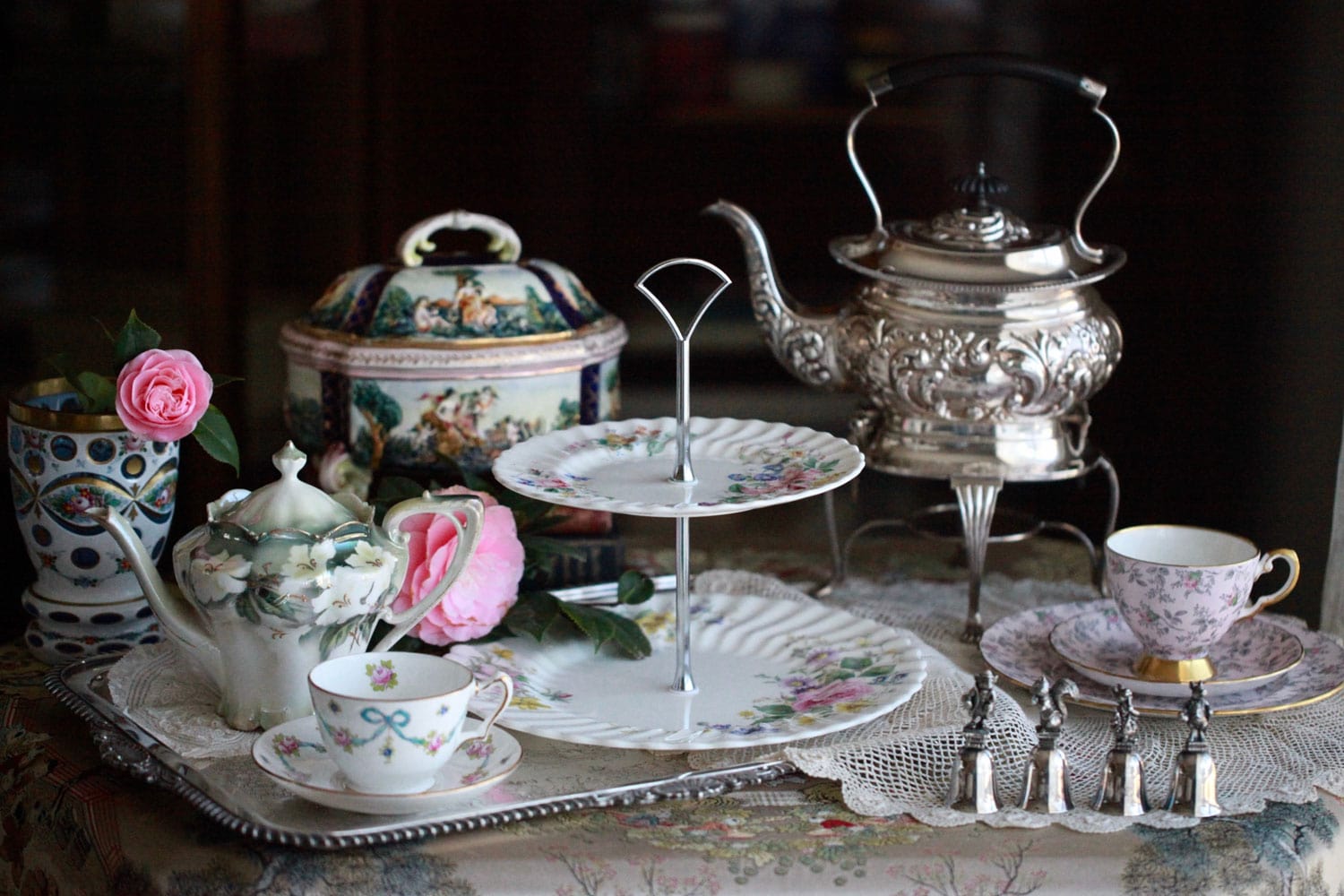 骨瓷器盘子和餐具在厨房里雷电竞官网网址