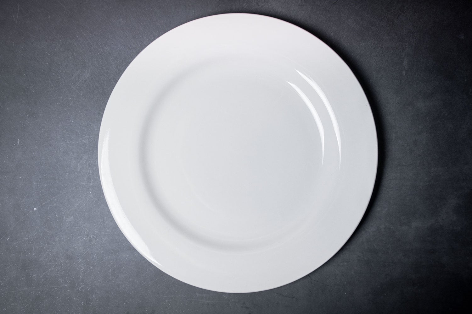 乳白玻璃盘子放在餐桌上雷电竞官网网址