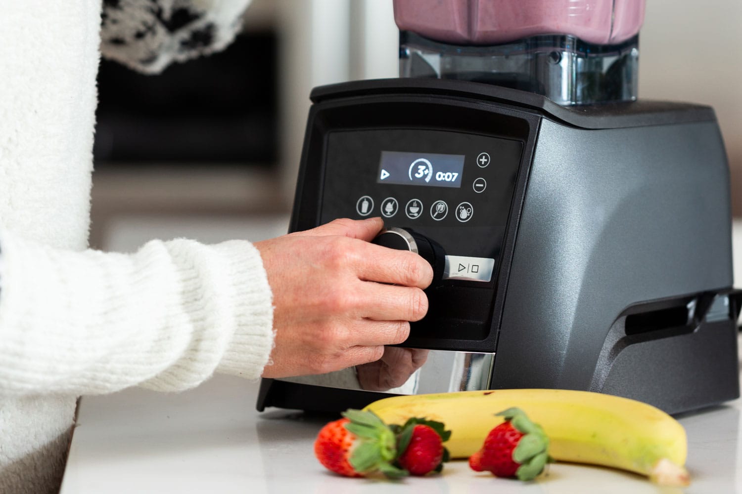 家庭烹饪使用Vitamix搅拌机在厨房里雷电竞官网网址