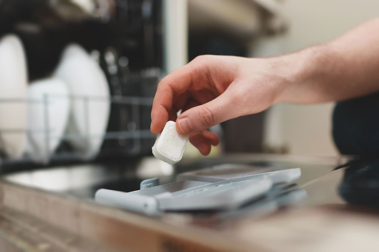 添加洗涤剂洗碗工