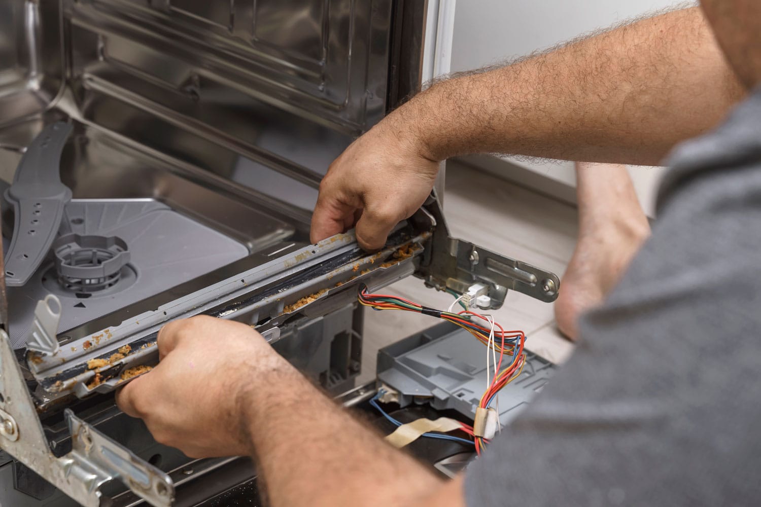 技术员检查洗碗机