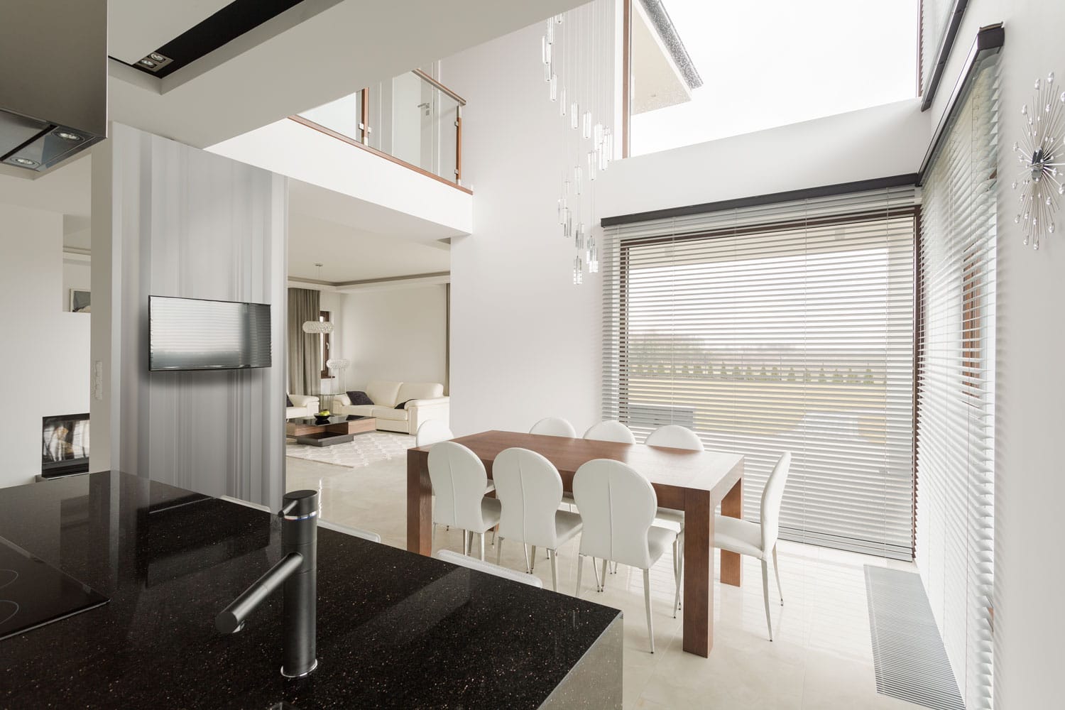 与匹配白色百叶窗画有漂雷电竞官网网址亮的厨房